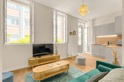 un salon avec un canapé et une table basse dans l'établissement Bloom - 12min à pied du Capitole, à Toulouse