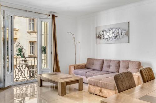 un salon avec un canapé et une table dans l'établissement 2 Bed Avenue Saint-jean , 5 minutes from palais des festivals, à Cannes