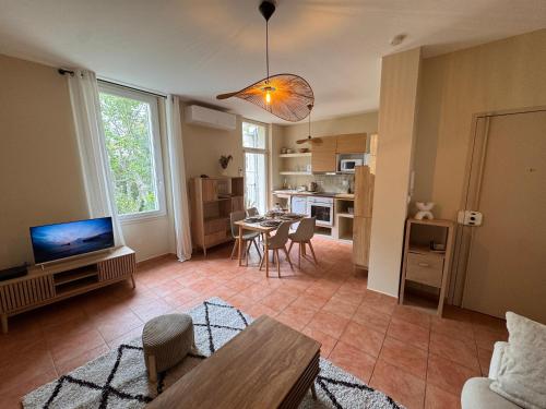 un salon avec une télévision et une salle à manger dans l'établissement l espérandieu, à Marseille