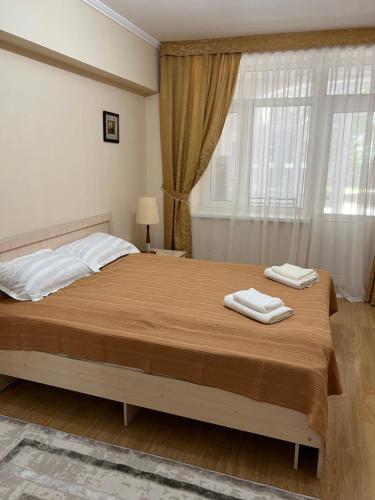 Llit o llits en una habitació de РадугаВесткв1