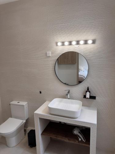 une salle de bain avec un lavabo blanc et un miroir dans l'établissement l espérandieu, à Marseille