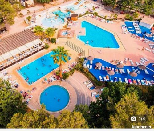 - une vue de tête sur un complexe avec 2 piscines dans l'établissement domaine de la sainte baume, à Nans-les-Pins