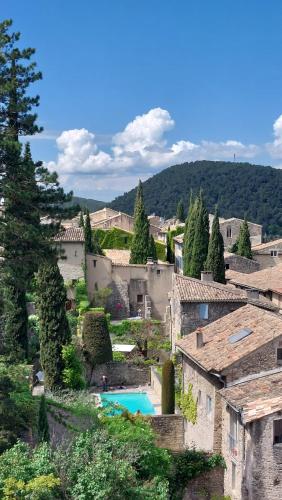 une vue d'un village avec piscine dans l'établissement Le Mûrier, à Vaison-la-Romaine