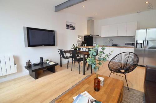 un salon avec une cuisine et une salle à manger dans l'établissement Luis Mariano Triplex Apartment, à Biarritz