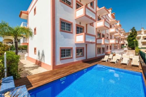 an apartment with a swimming pool in a building at Apartamentos Monte da Vinha I in Albufeira