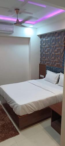 Una cama o camas en una habitación de hotel hill inn