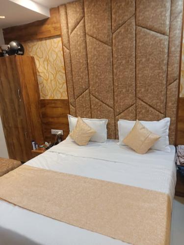 Una cama o camas en una habitación de hotel hill inn