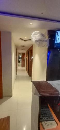 Una televisión o centro de entretenimiento en hotel hill inn