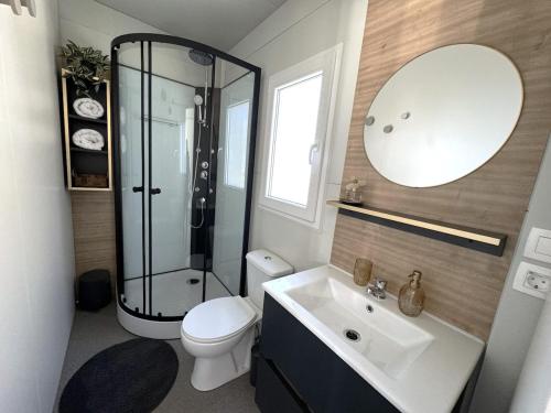 Koupelna v ubytování Cosy modern mini house 11 by the sea with private terrace in Limoni Camp - Walk to Beach & Local Taverns