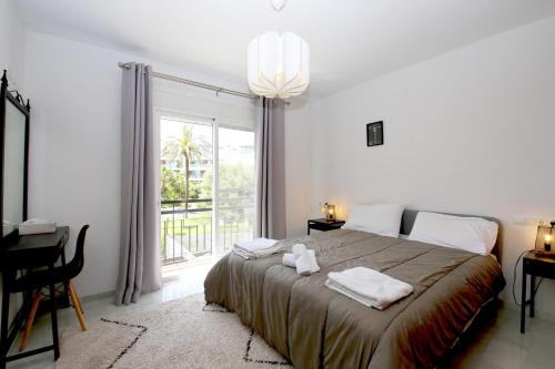 Postel nebo postele na pokoji v ubytování Estepona West Townhouse LOBON