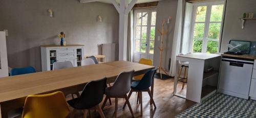 une cuisine avec une grande table et des chaises en bois dans l'établissement Maison de charme en Bretagne 5 ou 10 personnes, à Châteaugiron