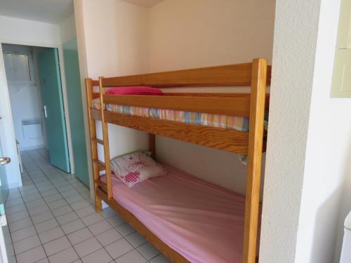 quelques lits superposés dans une chambre dans l'établissement T2 cabine 35m² + loggia à Sète, parking et vue sur la mer - FR-1-472-120, à Sète