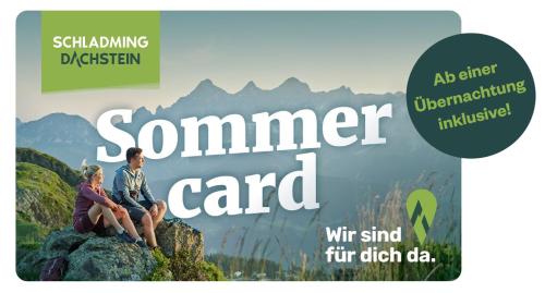 mężczyzna i kobieta siedzący na skale na górze w obiekcie Appartement Lilie by Schladming-Appartements w Schladming