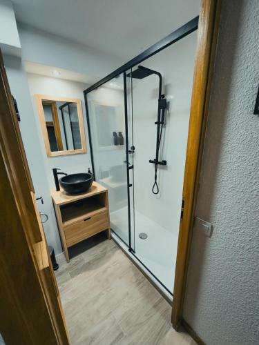 une salle de bain avec une douche avec une porte vitrée dans l'établissement Le Montenvers - Central Studio & Private parking, à Chamonix-Mont-Blanc