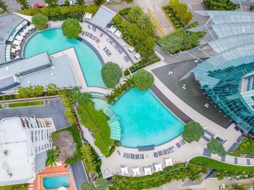 Una vista aérea de una piscina en un resort. en L55 Luxury 4BR City And Ocean View Apartment with SPA, en Gold Coast