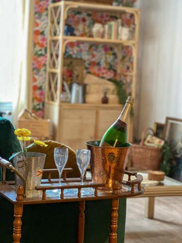 - une bouteille de champagne et des verres sur une table dans l'établissement Bulle Appart 1 NEW 2025 City Center, à Épernay