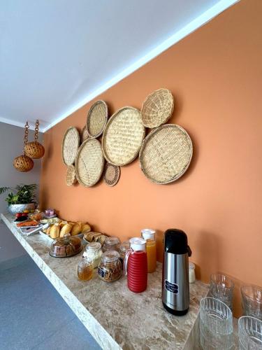 a counter with many plates on a wall at Deck dos lençóis pousada in Barreirinhas