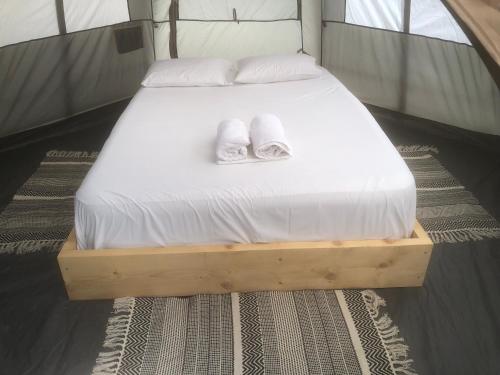 Postel nebo postele na pokoji v ubytování Barreira Beachfront Tents 8