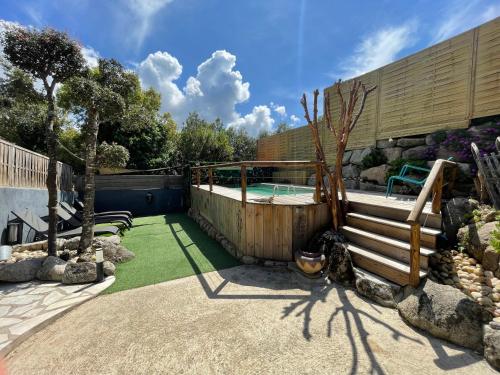 une arrière-cour avec une piscine et un jardin dans l'établissement Appartement avec piscine 8 personnes, à Porto-Vecchio