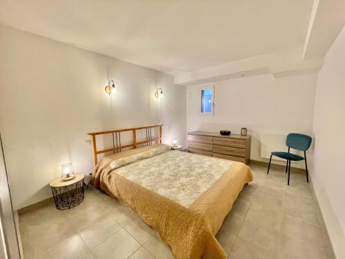 une chambre avec un lit, un bureau et une chaise dans l'établissement Appartement avec piscine 8 personnes, à Porto-Vecchio