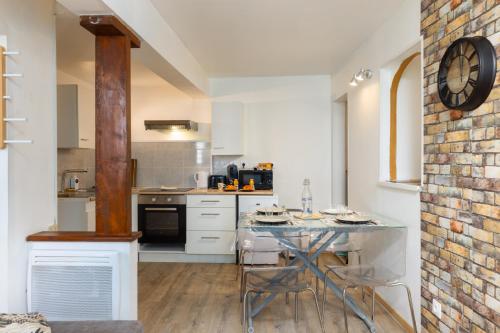 Η κουζίνα ή μικρή κουζίνα στο Le Cathare-Limoux-WIFI-Parking free-Oc-Keys