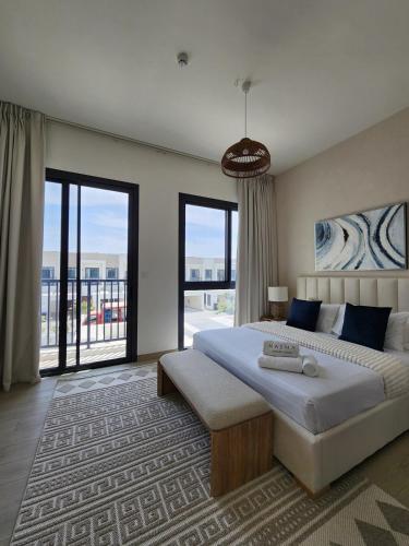 Un dormitorio con una cama grande y una ventana grande en Nasma Luxury Stays - Lakeside Retreat Stylish & Cozy Villa Stay, en Ras al Khaimah