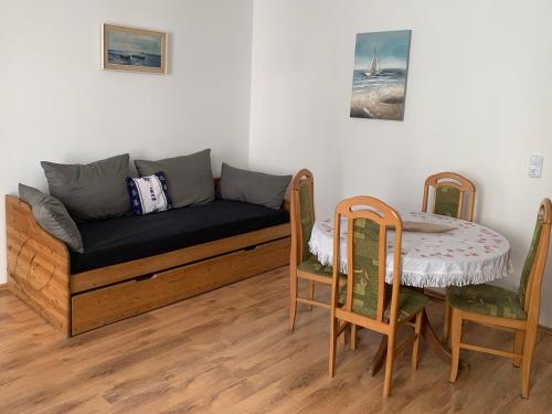 a living room with a couch and a table at Ferienwohnung Wolfi in Gotha