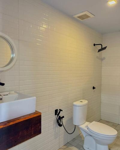a bathroom with a toilet and a sink at Tower Hill Cabin Dieng in Diyeng