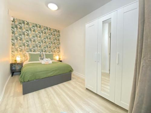 une chambre avec un lit avec une couverture verte dans l'établissement GuestReady - Cozy green haven in Paris 13, à Paris