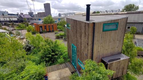 a wooden tiny house on top of a building at DE BUITENKANS urban camping - unique cabins in Rotterdam