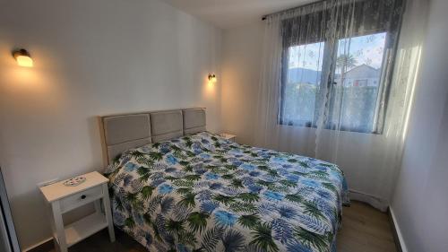 Ένα ή περισσότερα κρεβάτια σε δωμάτιο στο Symphony Tivat Apartment