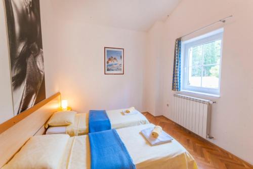Un dormitorio pequeño con una cama y una ventana. en Villa Nila, a charming villa just a short walk away from the beach, en Premantura