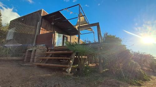 リマチェにあるCabaña Km3の最上階まで階段がある木造住宅