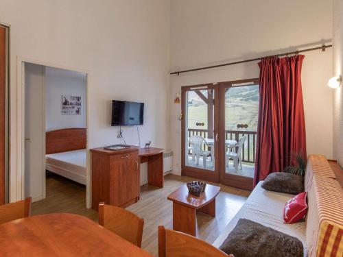 un salon avec un canapé et une chambre avec un balcon dans l'établissement Charmant Duplex T3 avec Terrasse, Piscine, Salle de Fitness et Parking à La Mongie - FR-1-404-213, à La Mongie