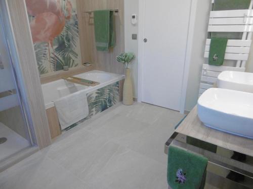 une salle de bain avec un lavabo et des toilettes dans l'établissement Villa 3 Ch. avec Jardin, Piscine, Parking et Plage à 400m – Sète - FR-1-472-151, à Sète