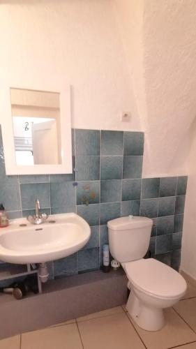 une salle de bain avec toilettes, lavabo et miroir dans l'établissement l'Entre Girls, à Cassis