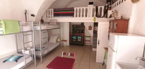 Cette petite chambre comprend des lits superposés et un réfrigérateur. dans l'établissement l'Entre Girls, à Cassis