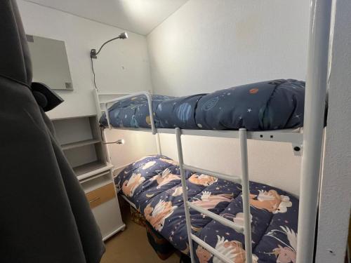 une chambre avec deux lits superposés dans une pièce dans l'établissement Appartement SENILLADES à Saint Pierre La Mer, à Saint Pierre La Mer