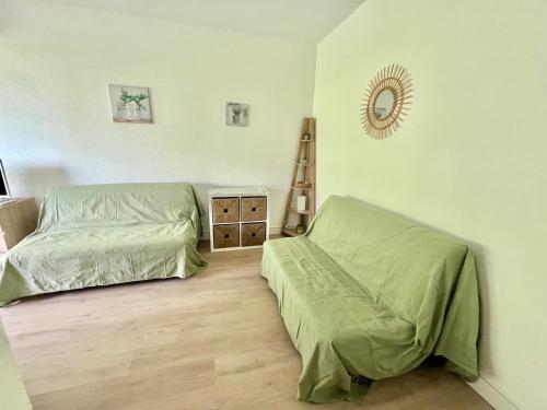 une chambre avec deux lits et un miroir au mur dans l'établissement Studio climatisé avec terrasse, piscine et parking à La Grande-Motte - 4 pers - FR-1-716-54, à La Grande Motte