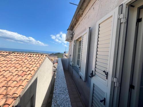 an alley between two buildings with a view of the ocean at Sinopoli casa in Satriano