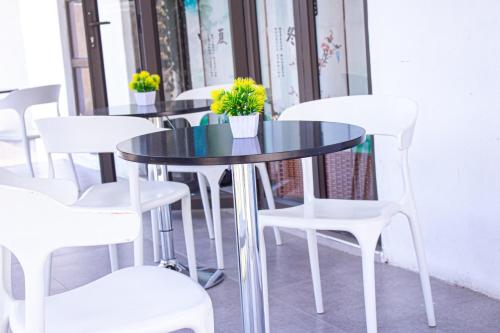Un restaurante u otro lugar para comer en The Thorny Guest House Maun