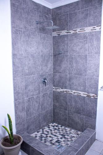 Un baño de The Thorny Guest House Maun