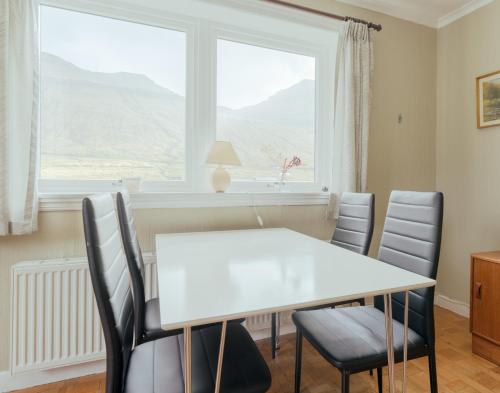 Gallery image of Spacious 4-Bedroom House - Scenic Views - Parking in Kollafjørður
