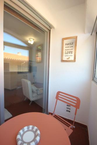 une table rouge et une chaise dans une pièce dans l'établissement Le Cosy, à Collioure