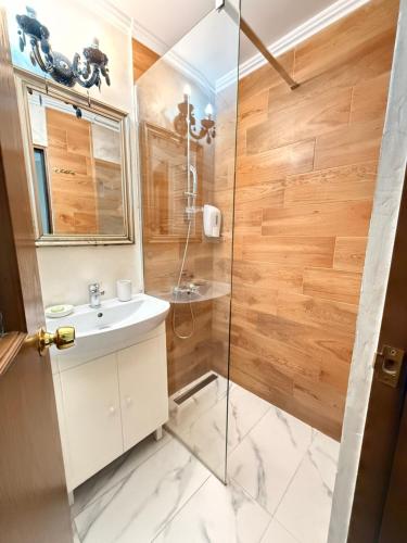 a bathroom with a shower and a sink at Vila Central in Constanţa