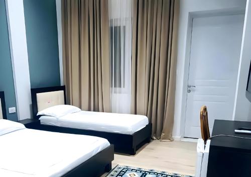 Postel nebo postele na pokoji v ubytování VILA LILI Guest House - Berat