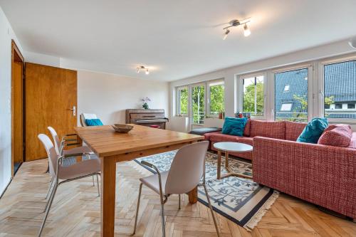 a living room with a table and a couch at Bad day good day in Horn-Bad Meinberg