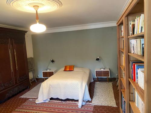 - une chambre avec un lit et 2 étagères dans l'établissement Gîte face à la Loire, à Saint-Dyé-sur-Loire