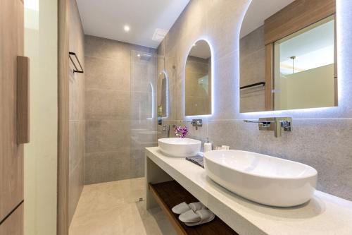 Koupelna v ubytování Luxury Beachfront Fisherman's village