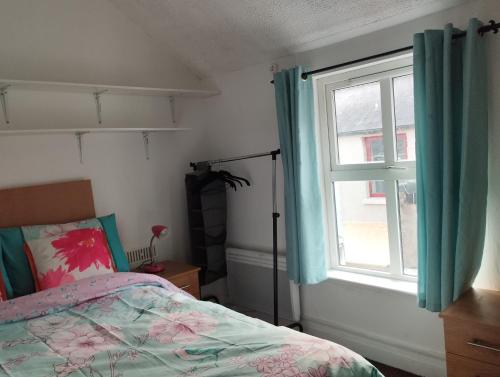 a bedroom with a bed and a window at Cosy Cork - House - Sleeps 4 - City Centre in Cork